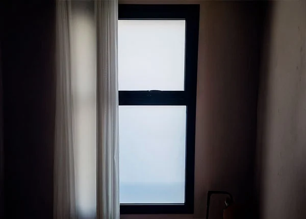 Aplicação de película de privacidade em ambiente comercial SP