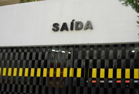 Letreiro em MDF com acabamento de acrílico SP