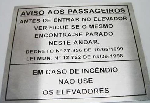 Placa de identificação em aço escovado para clínica SP
