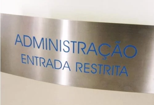 Placa de aço com texto gravado em baixo-relevo São Paulo