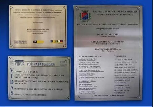 Placa de latão com acabamento escovado para recepção São Paulo