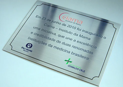 Comunicação visual em latão para recepção corporativa SP