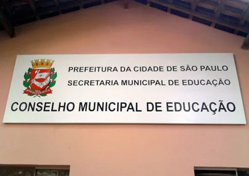 Sinalização em metal escovado para recepção corporativa SP