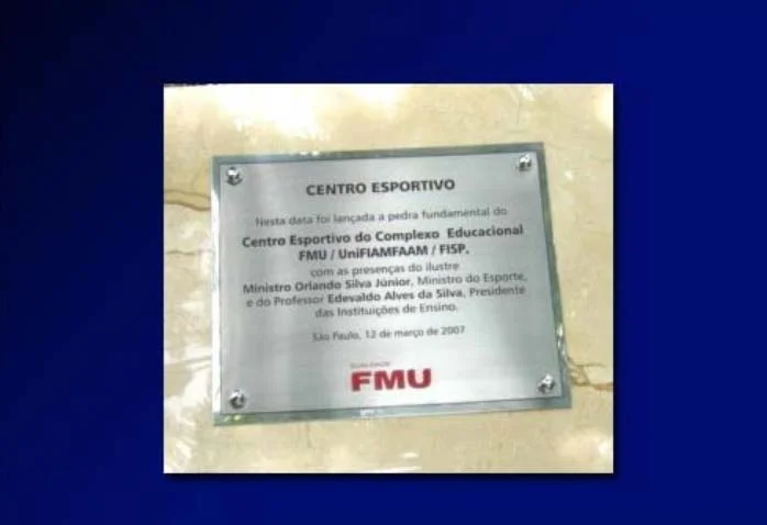 Placa de metal escovado com logotipo gravado São Paulo