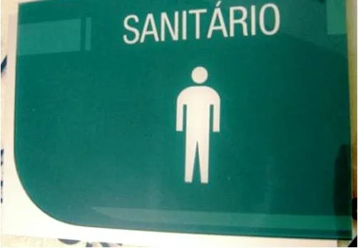 Placa em acrílico branco com letras recortadas SP