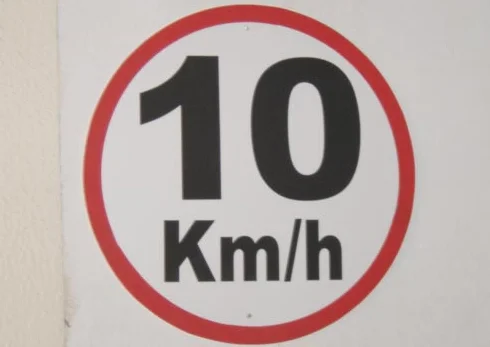 Placa indicativa de área restrita em PVC SP