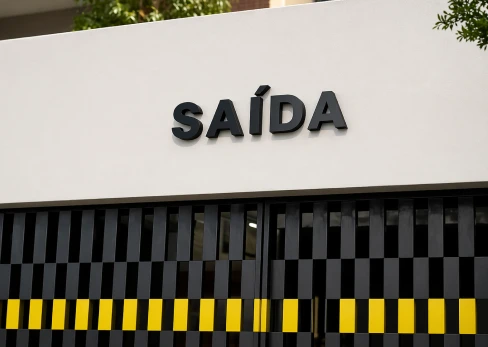 Placa de saída em letreiro 3D instalada na fachada de condomínio em São Paulo